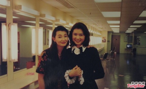 Trần Thục Lan (phải) chụp chung cùng với Trương Mạn Ngọc.